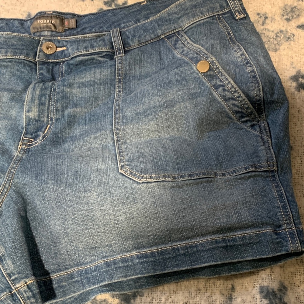 #97 “Torrid” Light Blue Jean Shorts - Picture 4 of 8